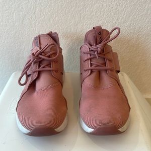 Reebok Guresu training shoe in dusty pink.